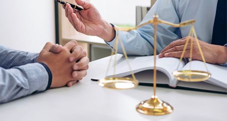 Personas hablando junto a una balanza de la justicia